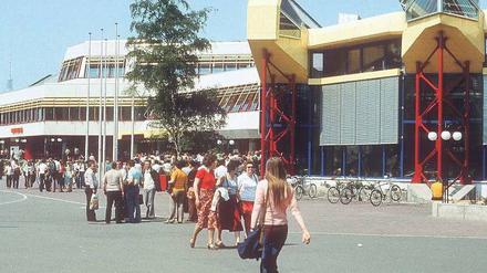 Alles so schön bunt hier. Das 1981 eröffnete SEZ – hier ein Foto aus jener Zeit – galt mit seiner Größe und sportlich-kulturellen Vielfalt als einzigartig in der DDR.