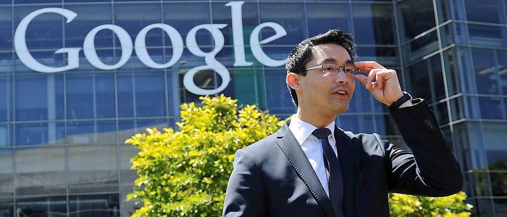 Politk und Internet: Philip Rösler vor Google Deutschland.