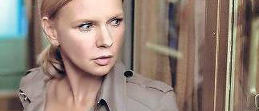 Minette Frey (Veronica Ferres) belauscht ihren Mann und seine Geliebte.