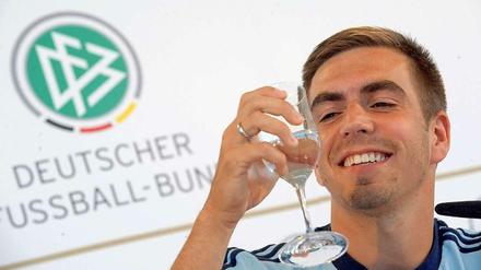 Darauf ein Wasser. Philipp Lahm feiert gegen Österreich ein Jubiläum.