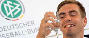 Darauf ein Wasser. Philipp Lahm feiert gegen Österreich ein Jubiläum. 