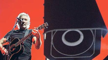 Mauerspektakel. Hier der reale, vergleichsweise zwergenhafte Roger Waters bei seiner Arbeit im Olympiastadion. Foto: Britta Pedersen/dpa