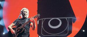Mauerspektakel. Hier der reale, vergleichsweise zwergenhafte Roger Waters bei seiner Arbeit im Olympiastadion. Foto: Britta Pedersen/dpa