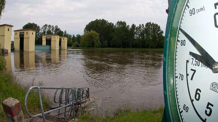 Die Polder geflutet. Da auf den Flächen das Wasser, haben Bauern Ernteausfälle. Sie fordern Entschädigung. 