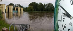 Die Polder geflutet. Da auf den Flächen das Wasser, haben Bauern Ernteausfälle. Sie fordern Entschädigung. 