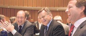 Herrenwitz. Hartmut Mehdorn (Mitte) ist ein gern gesehener Gast bei der Berliner Industrie- und Handelskammer. Vier mal war er schon da. Zuvor als Chef der Deutschen Bahn und von Air Berlin. Am Montag frühstückte er kurz mit Hauptgeschäftsführer Jan Eder (links) und Kammerpräsident Eric Schweitzer (rechts). Dann sprach er zu rund 300 Gästen, die seine Rede mit Applaus quittierten. Wirklich kritische Fragen gab es gestern nicht. 