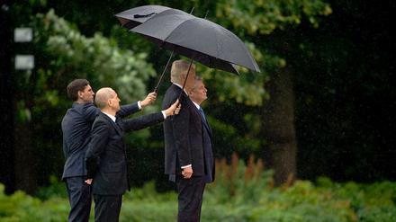 Bundespräsident Joachim Gauck empfängt den isländischen Präsidenten Olafur Ragnar Grimsson.