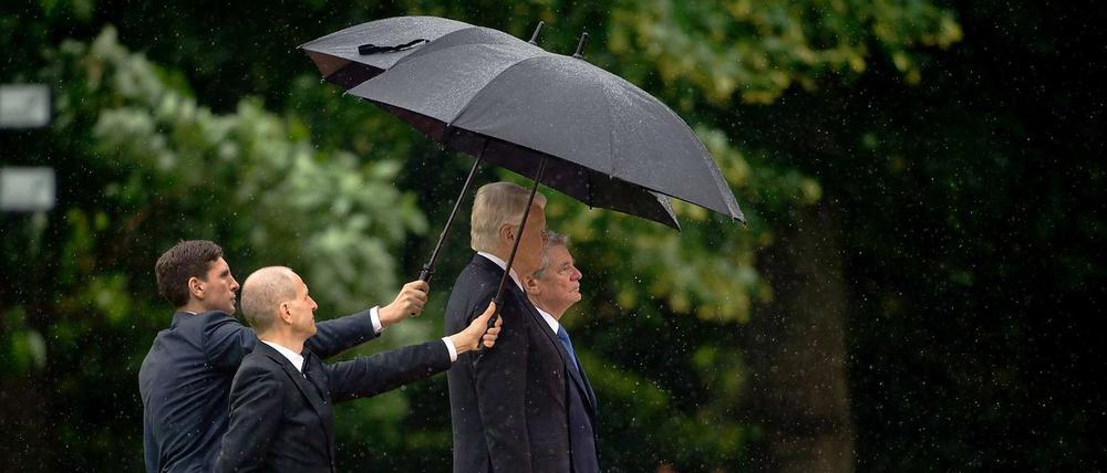 Bundespräsident Joachim Gauck empfängt den isländischen Präsidenten Olafur Ragnar Grimsson.