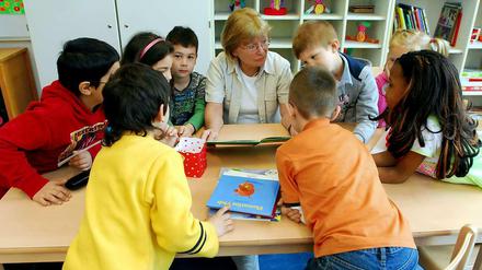 Lesepatin Renate Schmidt liest an der Wedding Grundschule in der Antonstraße 10-17 mit ausgesuchten Kindern der 1.-3.Klasse.