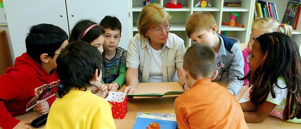Lesepatin Renate Schmidt liest an der Wedding Grundschule in der Antonstraße 10-17 mit ausgesuchten Kindern der 1.-3.Klasse.