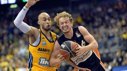 Matchball vergeben: Alba Berlin (Hier David Logan im Zweikampf mit Per Günther) Spiel drei gegen Ulm.