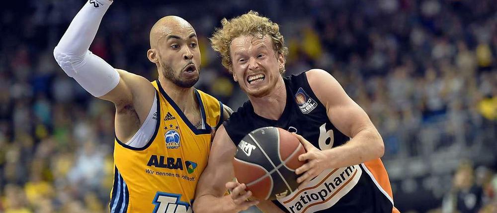 Matchball vergeben: Alba Berlin (Hier David Logan im Zweikampf mit Per Günther) Spiel drei gegen Ulm.