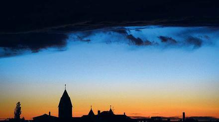 Dunkle Wolken über den Türmen der Leipziger Liebfrauenkirche. Ob „Hypezig“ seinem Ruf wirklich gerecht wird, wollen drei Neuleipziger in ihrem Projekt „einundleipzig“ hinterfragen. 