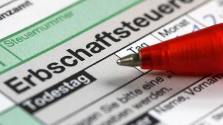 Bei Erbschaften und Schenkungen kassiert der Staat mit. Für nahe Verwandte gibt es allerdings großzügige Freibeträge.