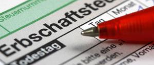 Bei Erbschaften und Schenkungen kassiert der Staat mit. Für nahe Verwandte gibt es allerdings großzügige Freibeträge.