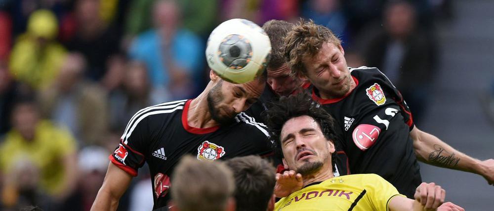 Ausgeglichen auf hohem Niveau: Dortmunds Hummels (m.) und Sokratis (r.) mit Leverkusens Toprak, Bender und Kießling.