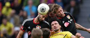 Ausgeglichen auf hohem Niveau: Dortmunds Hummels (m.) und Sokratis (r.) mit Leverkusens Toprak, Bender und Kießling.
