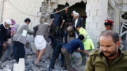 Nach dem Bombenanschlag vor der iranischen Botschaft in der jemenitischen Hauptstadt Sanaa bergen Rettungskräfte Opfer.