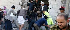 Nach dem Bombenanschlag vor der iranischen Botschaft in der jemenitischen Hauptstadt Sanaa bergen Rettungskräfte Opfer.