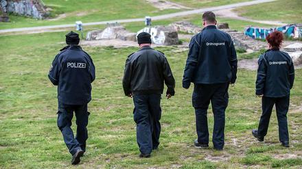 Zugriff in Kreuzberg. Immer wieder geht die Polizei mit Beamten gegen Dealer und Käufer vor.