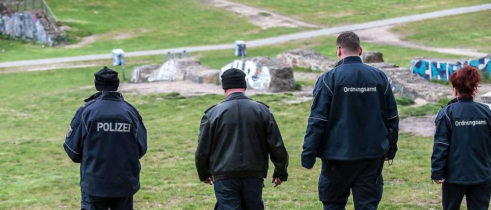 Zugriff in Kreuzberg. Immer wieder geht die Polizei mit Beamten gegen Dealer und Käufer vor.