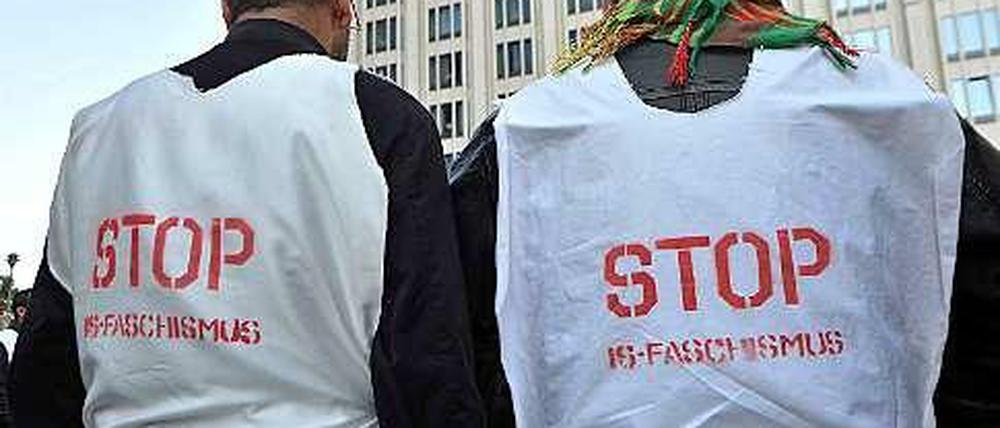Demonstration gegen die Terrorarmee "IS" in Berlin - laut Verfassungsschutz zieht es immer mehr Berliner in den syrischen Bürgerkrieg.