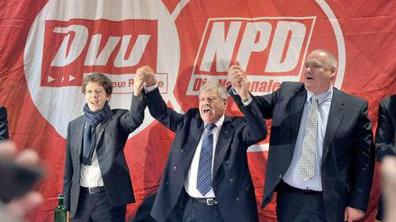 Ingmar Knop (links) 2010 bei Beratungen zu einem Zusammenschluss von DVU und NPD.
