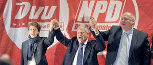 Ingmar Knop (links) 2010 bei Beratungen zu einem Zusammenschluss von DVU und NPD.