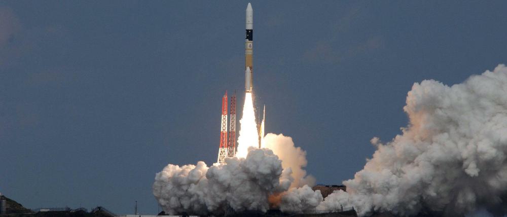 Auf zum Asteroiden. Die japanische Trägerrakete beim Start am 3. Dezember. In vier Jahren soll die Sonde Hayabusa 2 den Asteroid 1999 JU3 erreichen.
