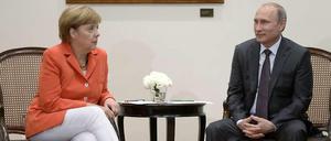 Angela Merkel und Wladimir Putin bei einem Treffen in Brasilien im Sommer 2014.