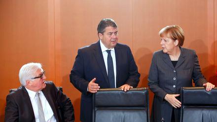 Sind sich einig, eigentlich. Steinermeier, Gabriel und Merkel verfolgten bislang eine gemeinsame Linie gegenüber Russland Präsident Putin. Nun werden Risse erkennbar.