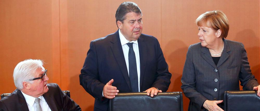 Sind sich einig, eigentlich. Steinermeier, Gabriel und Merkel verfolgten bislang eine gemeinsame Linie gegenüber Russland Präsident Putin. Nun werden Risse erkennbar.