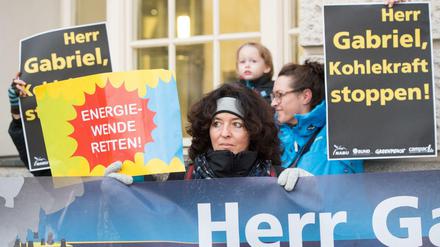 Gegner der Kohle wollen Minister Gabriel zum Ausstieg zwingen. Doch aktuell weiß niemand, wie angesichts der verschleppten Energiewende der Strom ohne Kohle bezahlbar bleiben soll. 