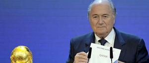 FIFA-Präsident Joseph Blatter hat die Vergabe der Fußball-Weltmeisterschaft 2022 an Katar in bislang nicht gekannter Weise kritisiert.
