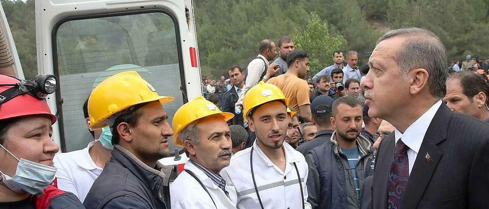 Ministerpräsident Erdogan steht nach dem Grubenunglück erneut in der Kritik.