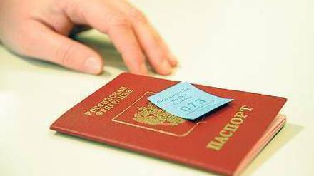 Kommt der Sticker in den Pass? Unser Autor Mohamed Amjahid hatte mehrere unangenehme Termine mit der Ausländerbehörde, bis er endlich die Genehmigung bekam. Vorerst für 18 Monate.