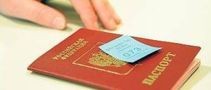 Kommt der Sticker in den Pass? Unser Autor Mohamed Amjahid hatte mehrere unangenehme Termine mit der Ausländerbehörde, bis er endlich die Genehmigung bekam. Vorerst für 18 Monate.