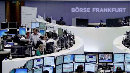 Der Dax ist am Freitag wenig verändert gestartet. Der deutsche Leitindex war am Vortag erstmals in seiner Geschichte über die Marke von 9800 Punkten geklettert, hatte am Ende aber deutlich nachgegeben.
