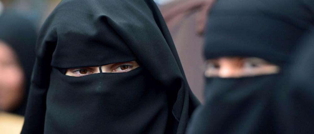 Vollverschleierte Frauen während einer Demonstration