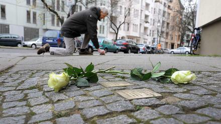 Steine des Anstoßes. An der Dahlmannstraße will der Vermieter die „Stolpersteine“ für NS-Opfer entfernen. Ein Zeichen dagegen setzt hier Helmut Lölhöffel von der Gedenk-Initiative.