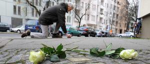 Steine des Anstoßes. An der Dahlmannstraße will der Vermieter die „Stolpersteine“ für NS-Opfer entfernen. Ein Zeichen dagegen setzt hier Helmut Lölhöffel von der Gedenk-Initiative.