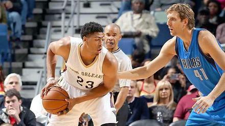 Anthony Davis (links) fällt verletzt aus, Dirk Nowitzki rückt nach.