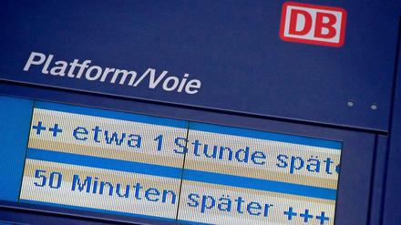 Nichts geht, alles steht: Immer wieder kommt es zu Verspätungen bei der Deutschen Bahn. 2013 waren es fast 3,8 Millionen Minuten im Fernverkehr.