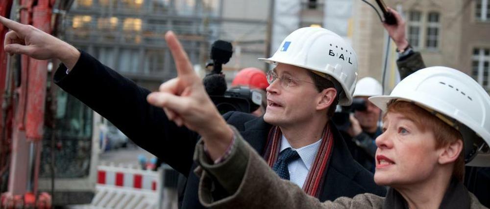 Die beiden kennen sich. Senatsbaudirektorin Regula Lüscher zeigt Michael Müller die Baustelle - der wird ja neuer Regierender von Berlin.