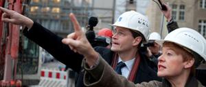 Die beiden kennen sich. Senatsbaudirektorin Regula Lüscher zeigt Michael Müller die Baustelle - der wird ja neuer Regierender von Berlin.