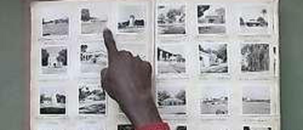 Filipa Césars Video über einen Archivar in Guinea-Bissau ist in der Ausstellung "Wir sind alle Berliner 1884-2014" zu sehen.