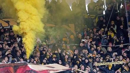Dampf im Kessel. Dresdener Fans beim Auswärtsspiel in Rostock.