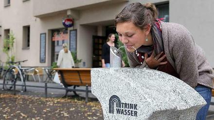 Trinkwasser - hier gratis am Straßenbrunnen. Doch im eigenen Haus oder der Wohnung wurde es in Berlin zu teuer verkauft.