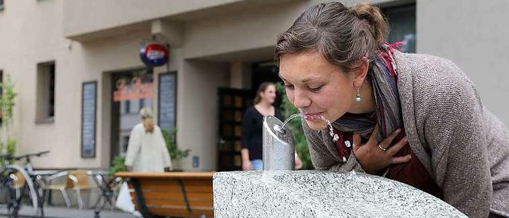 Trinkwasser - hier gratis am Straßenbrunnen. Doch im eigenen Haus oder der Wohnung wurde es in Berlin zu teuer verkauft.