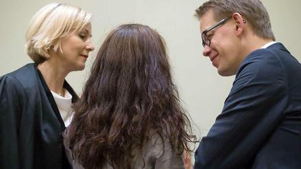 Haare wie eine blickdichte Gardine: Die Angeklagte Beate Zschäpe zwischen ihren Anwälten Anja Sturm und Wolfgang Heer. 